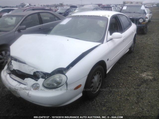 1FAFP53S2WA272509 - 1998 FORD TAURUS SE COMFORT WHITE photo 2