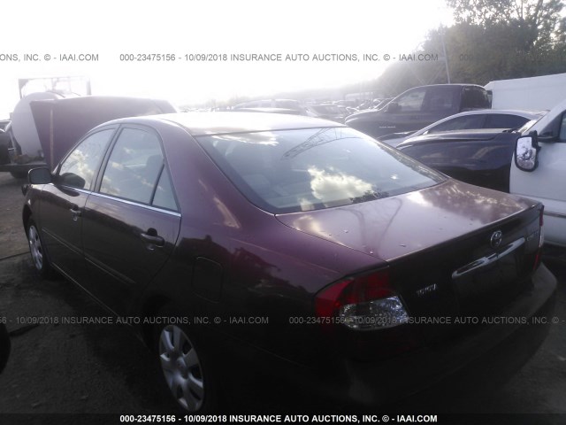 4T1BE32K82U063137 - 2002 TOYOTA CAMRY LE/XLE/SE RED photo 3