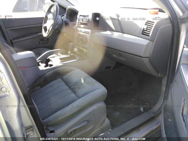 1J4GR48K05C565222 - 2005 JEEP GRAND CHEROKEE LAREDO/COLUMBIA/FREEDOM 银色 照片 5