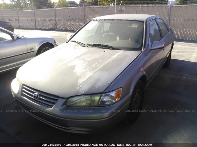 JT2BG22K8W0186712 - 1998 TOYOTA CAMRY CE/LE/XLE 银色 照片 2