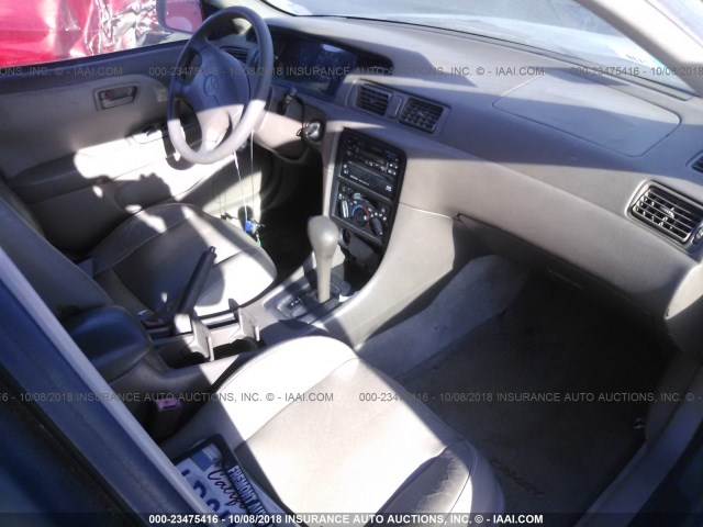 JT2BG22K8W0186712 - 1998 TOYOTA CAMRY CE/LE/XLE 银色 照片 5