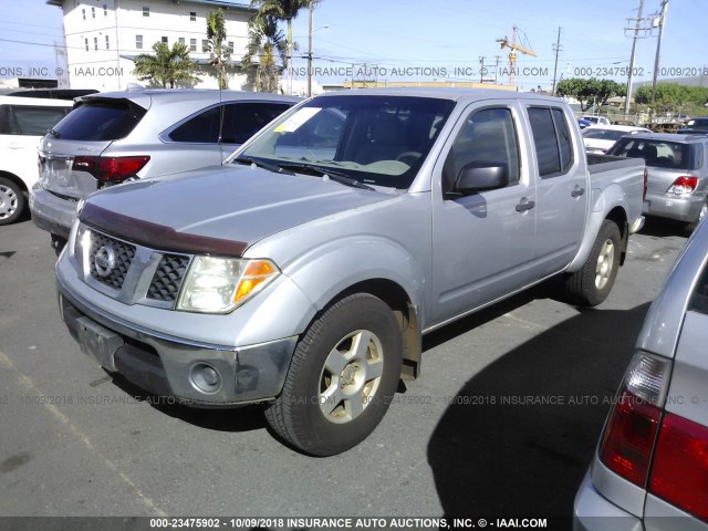 1N6AD07U46C453169 - 2006 NISSAN FRONTIER CREW CAB LE/SE/OFF ROAD GRAY photo 2