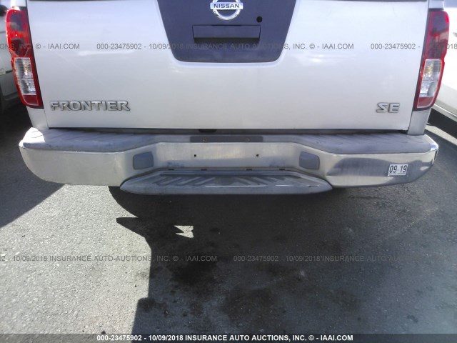 1N6AD07U46C453169 - 2006 NISSAN FRONTIER CREW CAB LE/SE/OFF ROAD GRAY photo 6