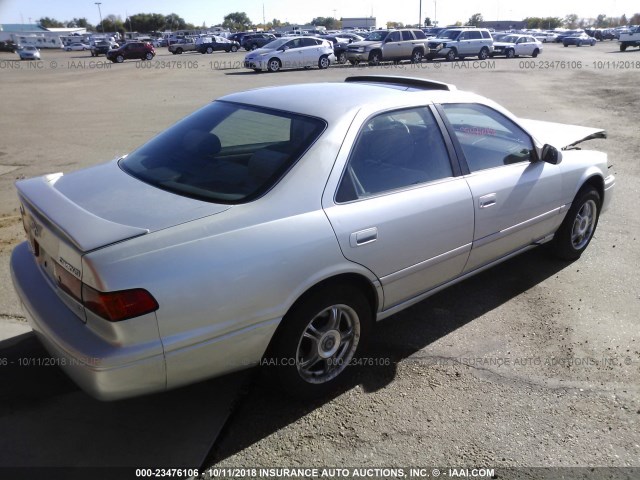 JT2BF22K4Y0256695 - 2000 TOYOTA CAMRY CE/LE/XLE 银色 照片 4