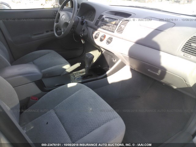 4T1BE32KX4U933649 - 2004 TOYOTA CAMRY LE/XLE/SE 银色 照片 5