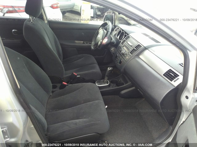 3N1BC1AP4BL361385 - 2011 NISSAN VERSA S/SL SILVER photo 5