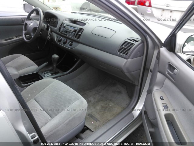 4T1BE32K94U816306 - 2004 TOYOTA CAMRY LE/XLE/SE SILVER photo 5