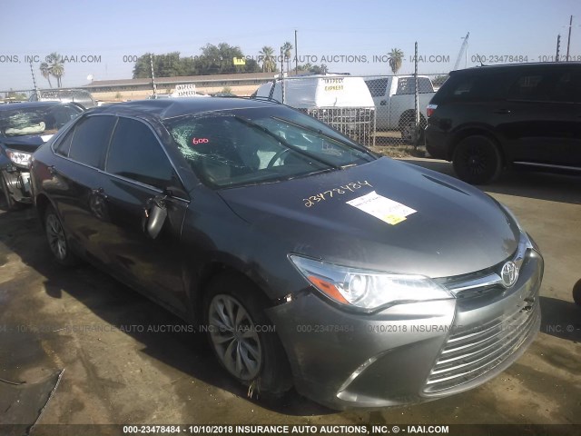 4T1BF1FK1GU132690 - 2016 TOYOTA CAMRY LE/XLE/SE/XSE 灰色 照片 1