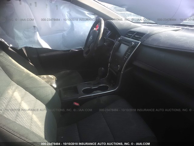 4T1BF1FK1GU132690 - 2016 TOYOTA CAMRY LE/XLE/SE/XSE 灰色 照片 5