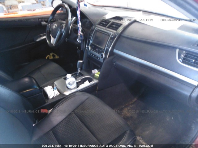 4T1BF1FK6EU788686 - 2014 TOYOTA CAMRY L/SE/LE/XLE წითელი ფოტო 5