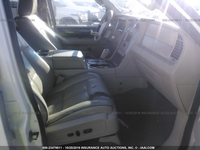 5LMFU27507LJ02119 - 2007 LINCOLN NAVIGATOR Biały zdjęcie 5
