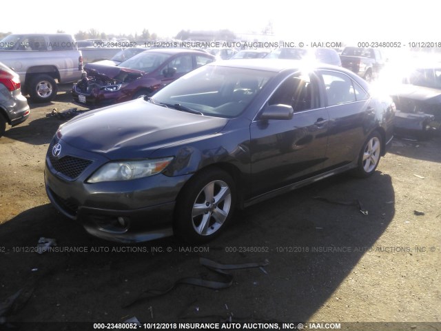 4T1BF3EK6AU089355 - 2010 TOYOTA CAMRY SE/LE/XLE GRAY photo 2