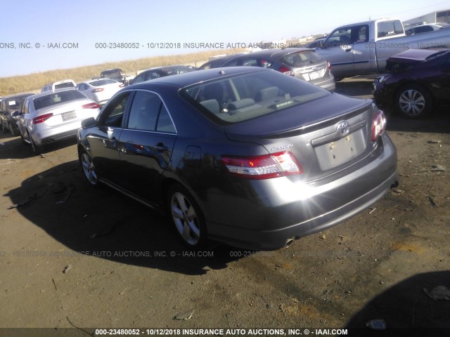 4T1BF3EK6AU089355 - 2010 TOYOTA CAMRY SE/LE/XLE ნაცრისფერი ფოტო 3