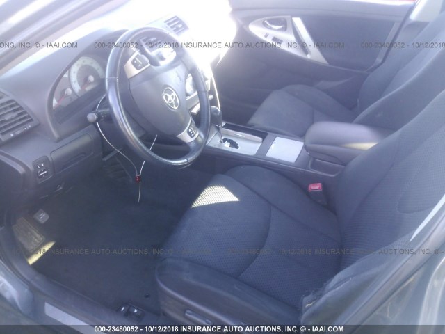 4T1BF3EK6AU089355 - 2010 TOYOTA CAMRY SE/LE/XLE ნაცრისფერი ფოტო 5