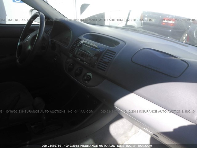 4T1BE32K54U274637 - 2004 TOYOTA CAMRY LE/XLE/SE WHITE photo 5