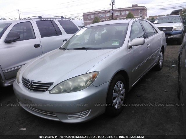 4T1BE32KX5U529980 - 2005 TOYOTA CAMRY LE/XLE/SE Күміс фото 2