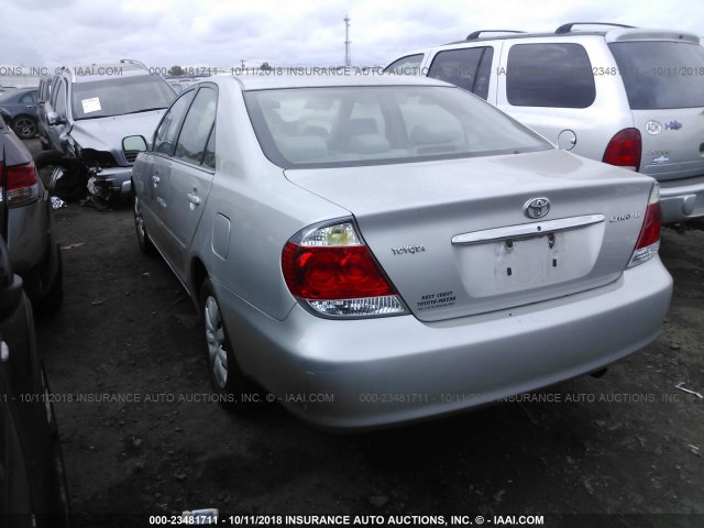 4T1BE32KX5U529980 - 2005 TOYOTA CAMRY LE/XLE/SE Күміс фото 3