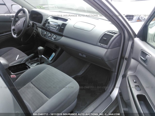 4T1BE32KX5U529980 - 2005 TOYOTA CAMRY LE/XLE/SE Күміс фото 5
