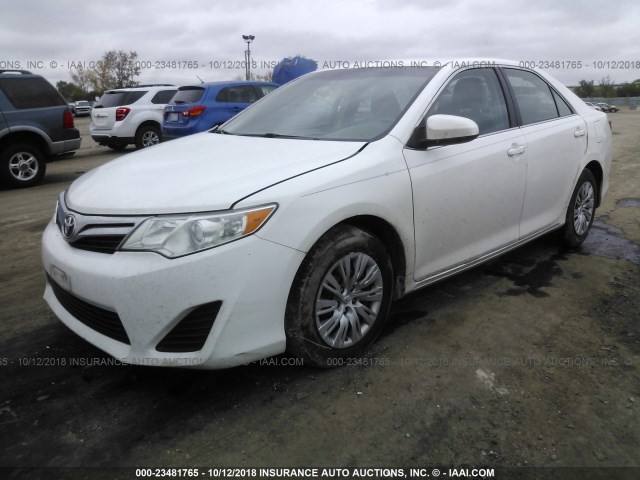 4T1BF1FK2DU240652 - 2013 TOYOTA CAMRY L/SE/LE/XLE 白色 照片 2