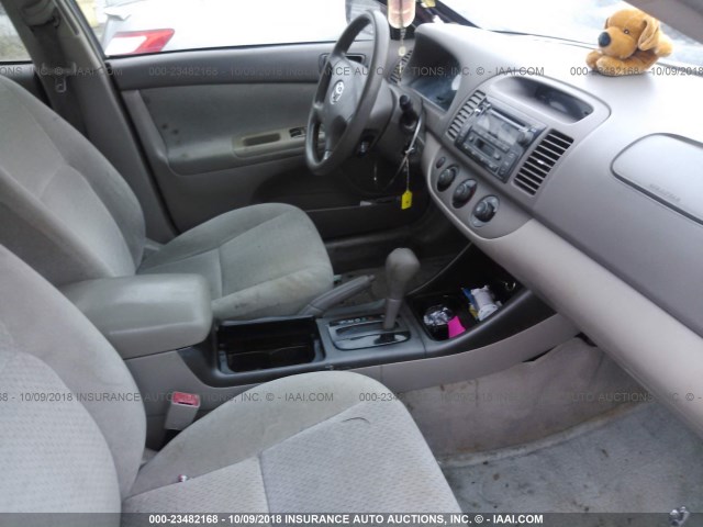 4T1BE32K42U024979 - 2002 TOYOTA CAMRY LE/XLE/SE 栗色 照片 5