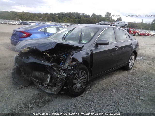 4T1BF3EK4AU568356 - 2010 TOYOTA CAMRY SE/LE/XLE ნაცრისფერი ფოტო 2