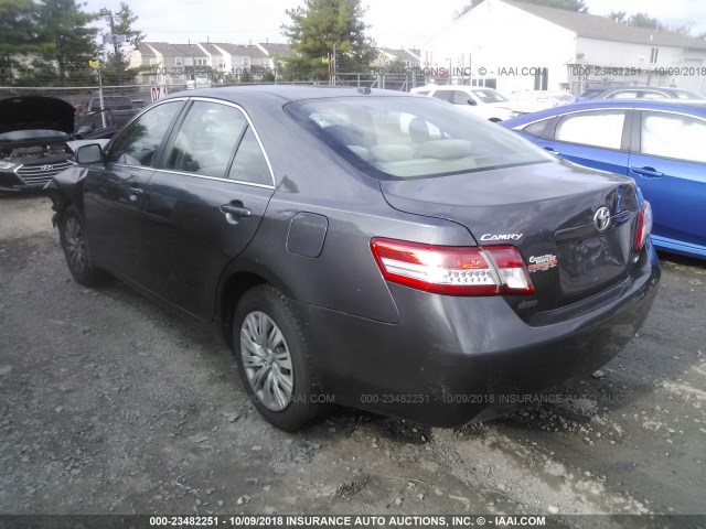 4T1BF3EK4AU568356 - 2010 TOYOTA CAMRY SE/LE/XLE ნაცრისფერი ფოტო 3
