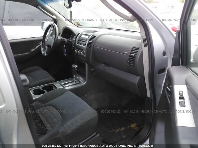 5N1AR18W45C718600 - 2005 NISSAN PATHFINDER LE/SE/XE SILVER photo 5