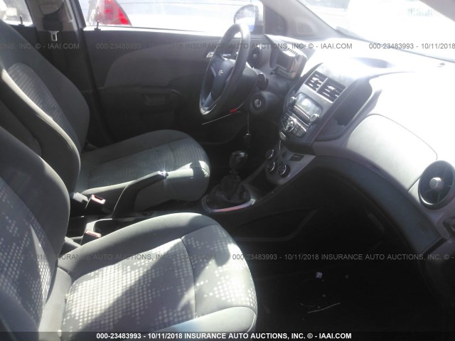 1G1JB5SH2C4133525 - 2012 CHEVROLET SONIC LS 银色 照片 5