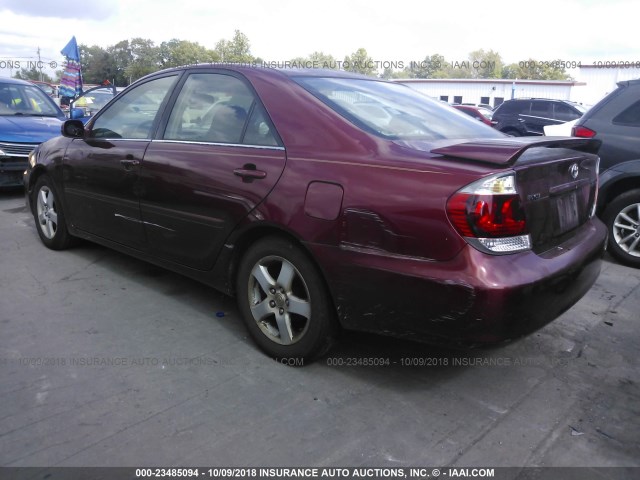 4T1BE32K75U392657 - 2005 TOYOTA CAMRY LE/XLE/SE RED photo 3