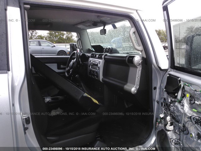 JTEBU11F270044626 - 2007 TOYOTA FJ CRUISER SILVER photo 5