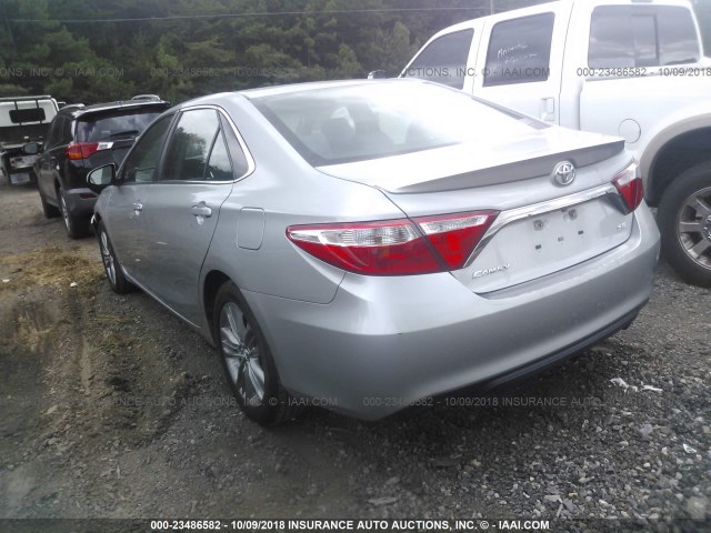 4T1BF1FK1FU039960 - 2015 TOYOTA CAMRY LE/XLE/SE/XSE 银色 照片 3