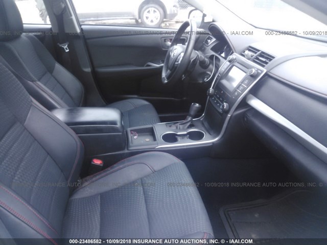 4T1BF1FK1FU039960 - 2015 TOYOTA CAMRY LE/XLE/SE/XSE 银色 照片 5