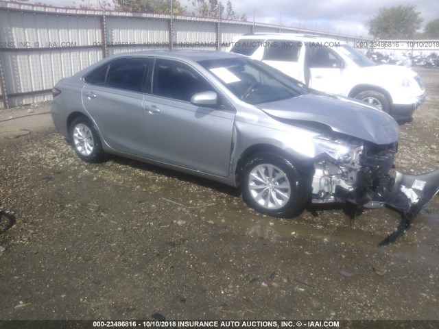 4T1BF1FK7HU639952 - 2017 TOYOTA CAMRY LE/XLE/SE/XSE 银色 照片 1
