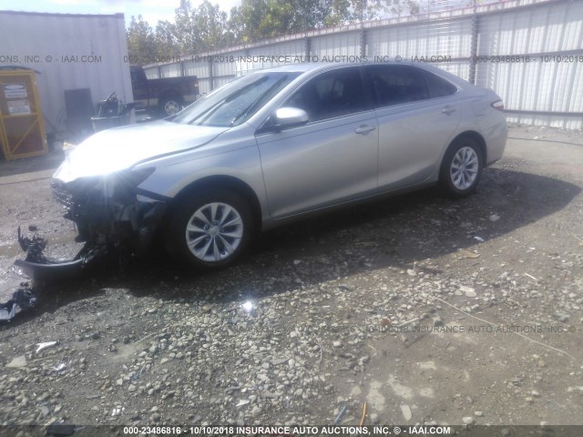 4T1BF1FK7HU639952 - 2017 TOYOTA CAMRY LE/XLE/SE/XSE 银色 照片 2