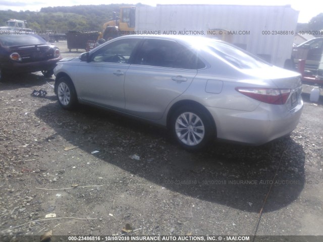 4T1BF1FK7HU639952 - 2017 TOYOTA CAMRY LE/XLE/SE/XSE 银色 照片 3
