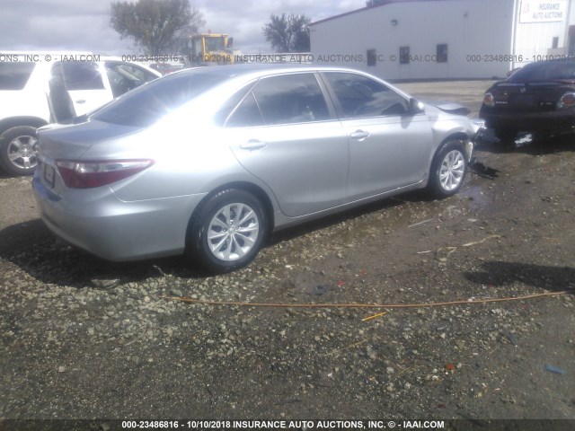 4T1BF1FK7HU639952 - 2017 TOYOTA CAMRY LE/XLE/SE/XSE 银色 照片 4