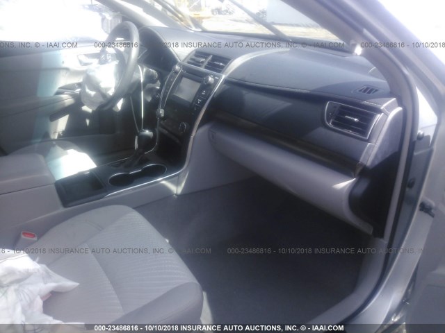 4T1BF1FK7HU639952 - 2017 TOYOTA CAMRY LE/XLE/SE/XSE 银色 照片 5