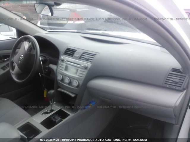 4T4BF3EK6BR169827 - 2011 TOYOTA CAMRY SE/LE/XLE WHITE photo 5