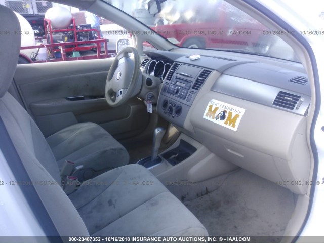 3N1BC11E59L381248 - 2009 NISSAN VERSA S/SL WHITE photo 5