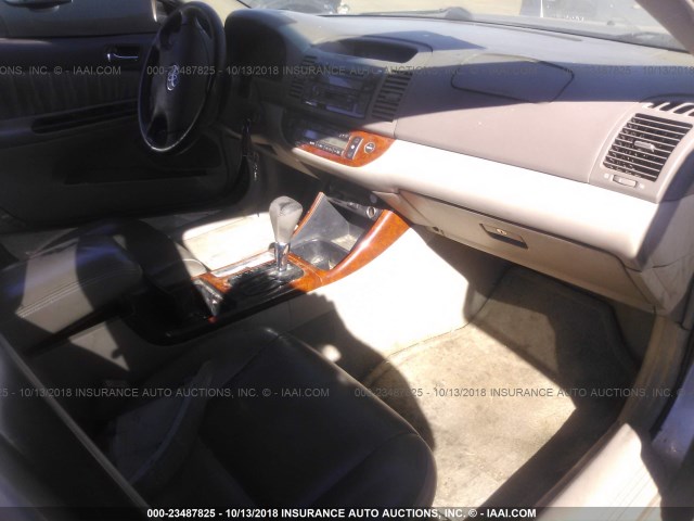 4T1BF30K03U563830 - 2003 TOYOTA CAMRY LE/XLE/SE 金色 照片 5