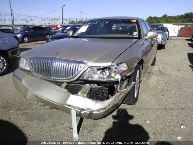 1LNHM82W35Y667401 - 2005 LINCOLN TOWN CAR SIGNATURE LIMITED GOLD photo 2