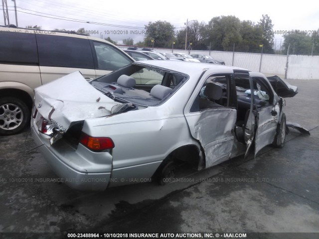 4T1BG22K9YU698297 - 2000 TOYOTA CAMRY CE/LE/XLE 银色 照片 4