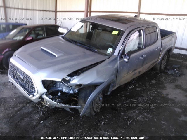 5TFCZ5AN5JX151211 - 2018 TOYOTA TACOMA DBL CAB/SR/TRDSPT/OR/PRO ვერცხლისფერი ფოტო 2