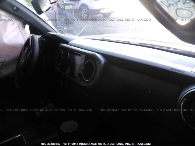 5TFCZ5AN5JX151211 - 2018 TOYOTA TACOMA DBL CAB/SR/TRDSPT/OR/PRO ვერცხლისფერი ფოტო 5