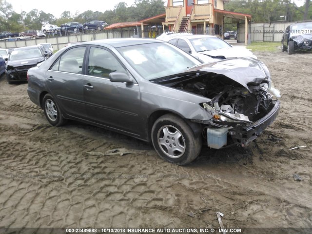4T1BF32K52U541141 - 2002 TOYOTA CAMRY LE/XLE/SE GRAY photo 1