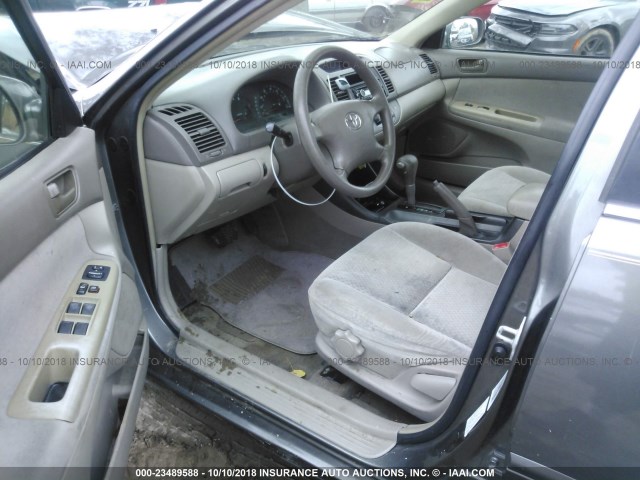 4T1BF32K52U541141 - 2002 TOYOTA CAMRY LE/XLE/SE GRAY photo 5