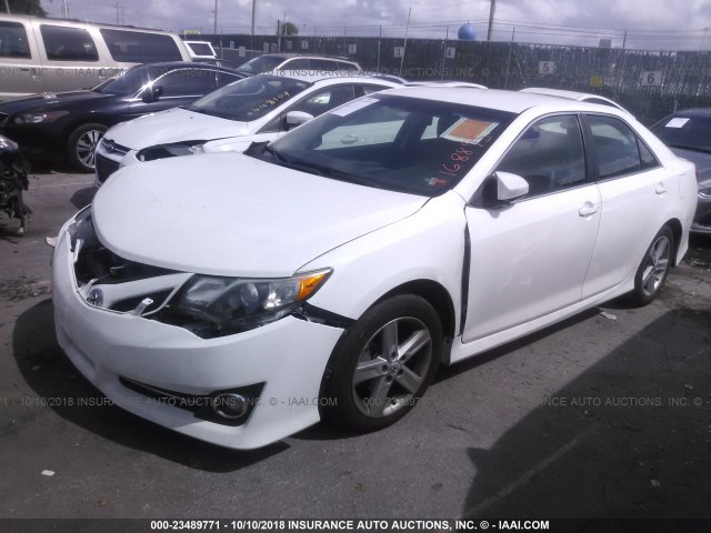 4T1BF1FK9CU168895 - 2012 TOYOTA CAMRY SE/LE/XLE WHITE photo 2