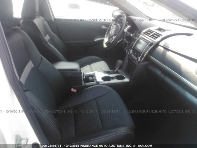 4T1BF1FK9CU168895 - 2012 TOYOTA CAMRY SE/LE/XLE WHITE photo 5