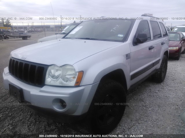 1J4GR48K65C715642 - 2005 JEEP GRAND CHEROKEE LAREDO/COLUMBIA/FREEDOM 银色 照片 2