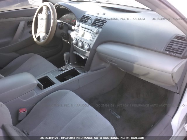 4T1BF3EK9AU527303 - 2010 TOYOTA CAMRY SE/LE/XLE თეთრი ფოტო 5
